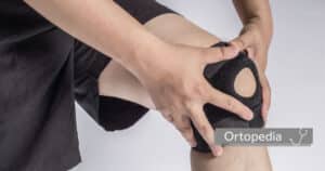 ortopedia: ginocchio con tutore in primo piano